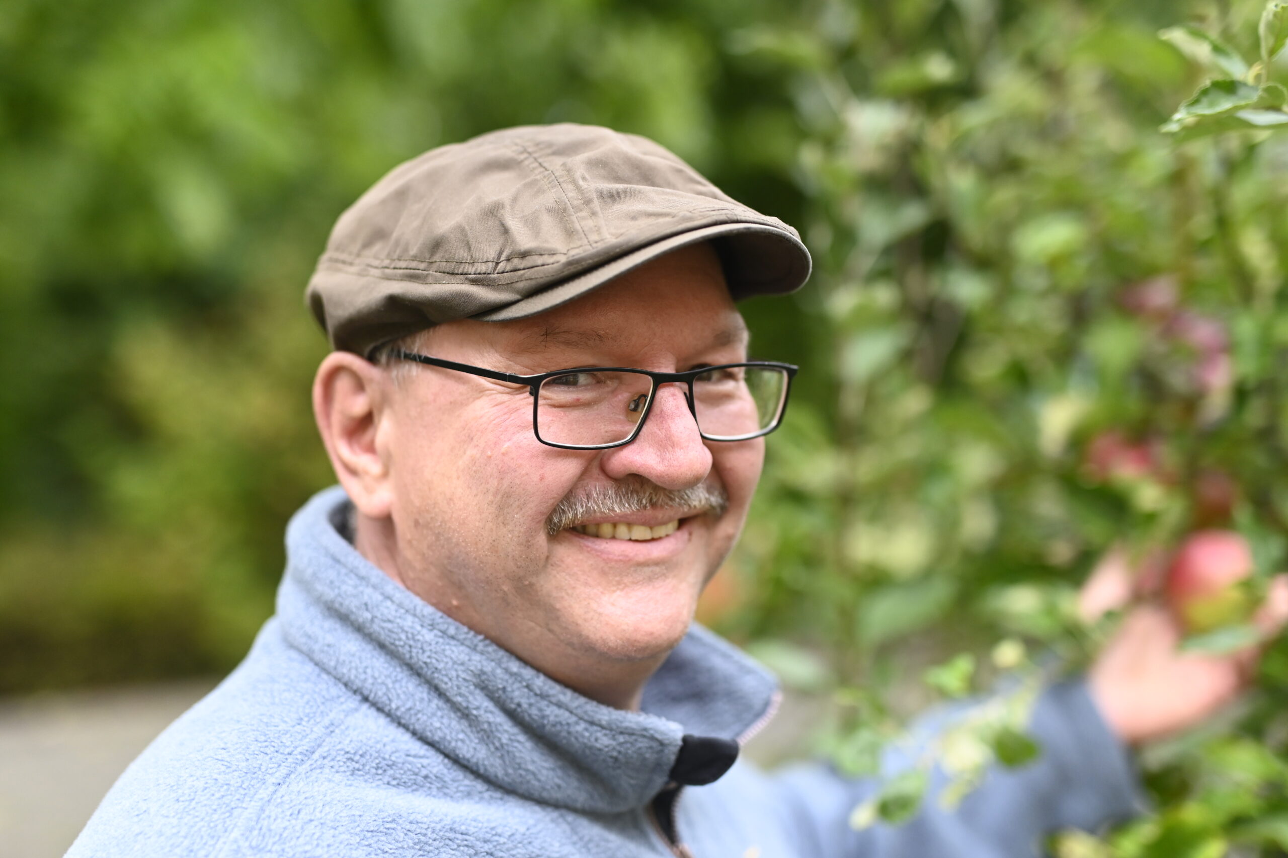 20220915_Casadoro_Gräfenberg05_Hausmeister_Jürgen_Schiller_am_Apfel Foto_Axel_Küppers